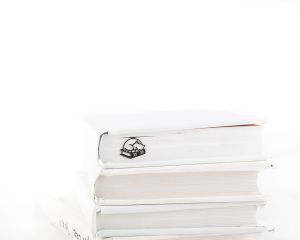 Закладка для книг "Кошка на книгах"