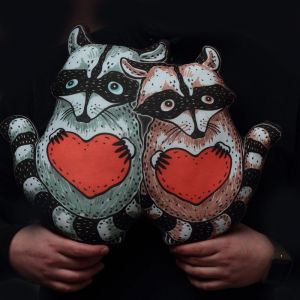 Подушка "Пара влюбленных енотов"