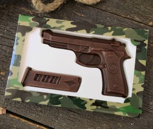 Шоколадный набор "Пистолет с обоймой"