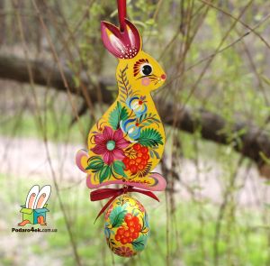 Пасхальный декор " Кролик с пасхальным яйцом" подвеска 03
