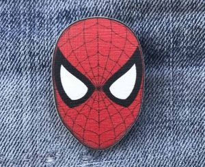 Значок из дерева "Spider-Man"