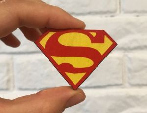 Значок из дерева "Супермен"