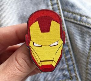 Значок из дерева "IRON MAN"