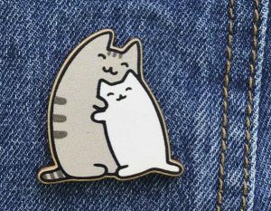 Значок из дерева "Котики обнимашки"