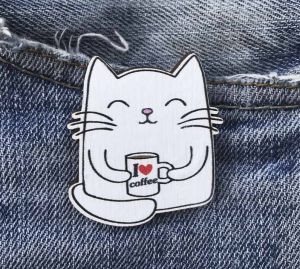 Значок. пин из дерева "Котик с кофе"