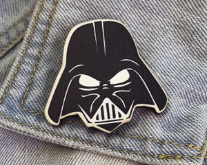 Деревянный значок на одежду "Дарт Вейдер"