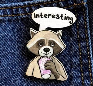 Значок из дерева "Енот с кофе"