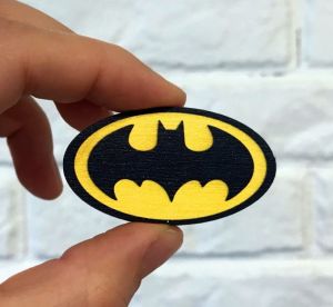 Значок из дерева "Бэтмен"