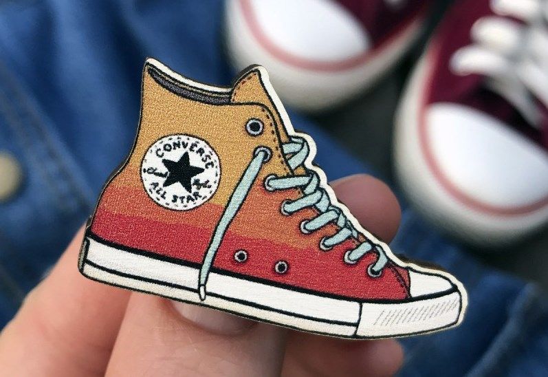 Значок на рюкзак и одежу "Кед"