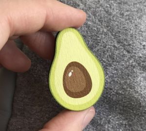 Модный значок из дерева "Авокадо"