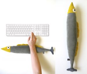 Подушка-подставка для длительной работы за компьютером "Рыба-селедка"