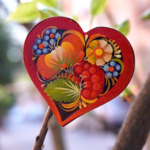 Брошь деревянная с Петриковской росписью "Сердце"