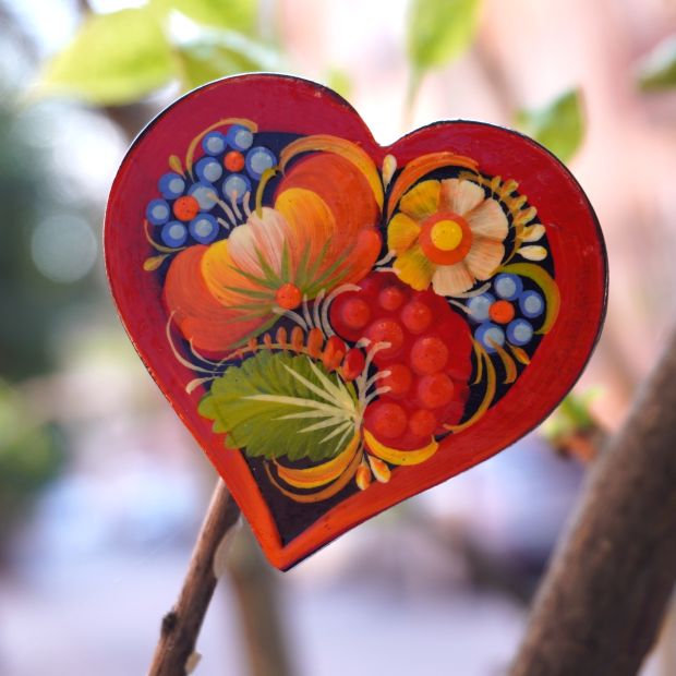Брошь деревянная с Петриковской росписью "Сердце"