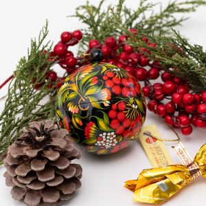 Елочный шар-шкатулка с Петриковской росписью, калина на черном