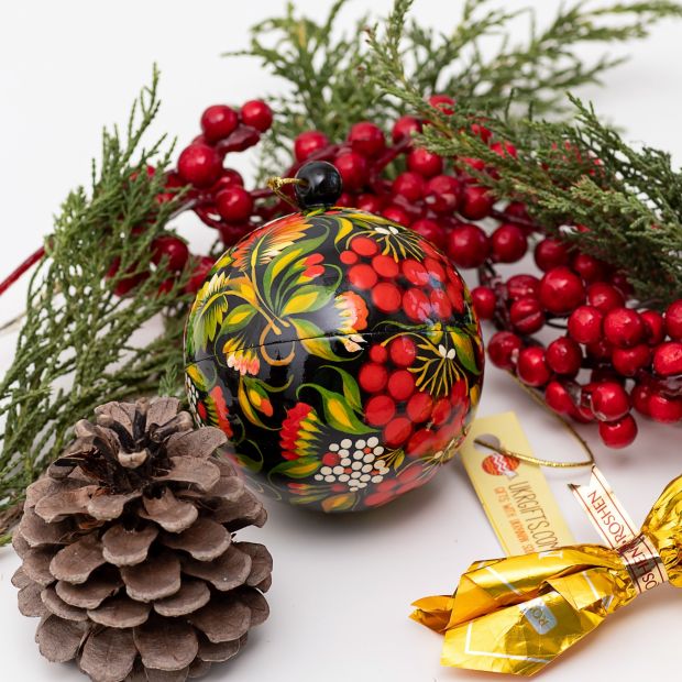 Елочный шар-шкатулка с Петриковской росписью, калина на черном