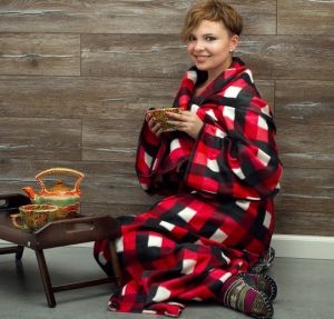 Плед с рукавами "Клетка красный и белый"