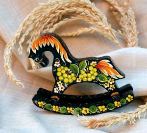 Лошадка-качалка с Петриковской росписью (01)