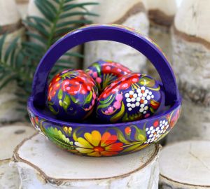 Пасхальный украинский сувенир «Писанки в фиолетовой корзинке»