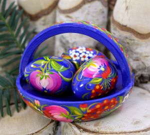Пасхальный украинский сувенир «Писанки в синей корзинке»