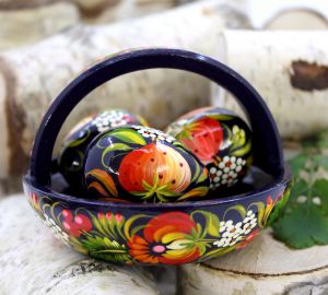 Пасхальный украинский сувенир «Писанки в цветочной корзинке»