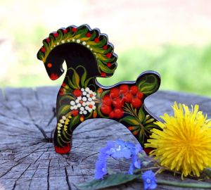 Магнит-сувенир "Темная лошадка". Петриковская роспись