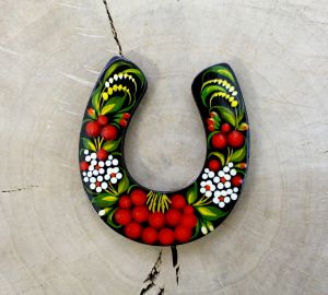 Магнитик на холодильник с Петриковской росписью "Подкова", калина на черном