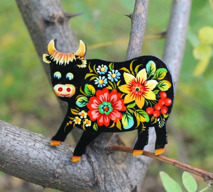 Магнитик на холодильник с Петриковской росписью "Бычок" цветы на черном