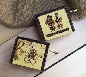 Шкатулка музыкальная с украинской мелодией "Несе Галя воду" желтая