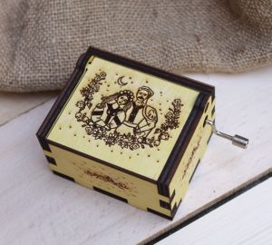 Шкатулка музыкальная с украинской мелодией "Нiч яка мiсячна" желтая