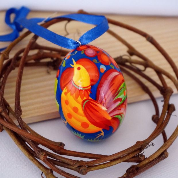  Деревянное пасхальное яйцо с Петриковской росписью "Петушок" на синем