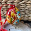 Пасхальное яйцо (писанка) с подвеской  "Петушок" яркий на красном