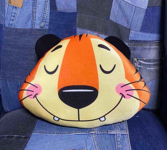 Подушка с принтом "Тигриненок довольный"