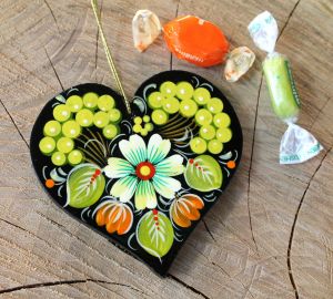 Елочная игрушка с Петриковской росписью "Сердце" зеленый цветочек