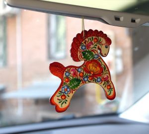 Подвеска лошадка в авто "Сивка-бурка", Петриковская роспись