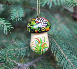 Елочная игрушка с петриковской росписью "Грибочек", в травке