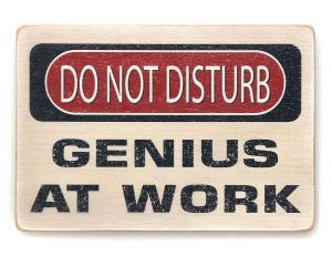 Постер деревянный "Не беспокоить! Работает гений!"