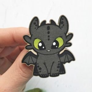 Значок-пин из дерева "Беззубик"