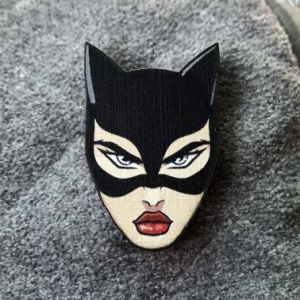 Пин. значок из дерева "Женщина-кошка"